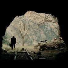 Mold: una suggestiva scena del film che narra la storia di un padre alla ricerca del figlio scomparso