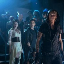Shadowhunters - Città di ossa: Jamie Campbell Bower, Robert Sheehan e Jemima West in una scena