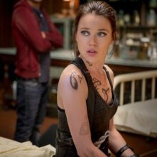 Shadowhunters - Città di ossa: Jemima West nei panni di Isabelle Lightwood in una scena del fantasy