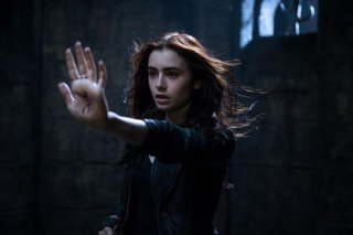Shadowhunters - Città di ossa: Lily Collins è Clary in una scena del fantasy