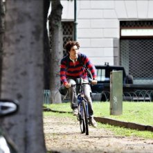 Bianca come il latte, rossa come il sangue - Filippo Scicchitano in bicicletta in una scena