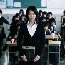 Confessions: l'insegnante Takako Matsu nella sua classe in una scena del film