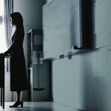 Confessions: l'nsegnante Takako Matsu in classe in una scena del film