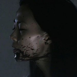 Confessions: Yoshino Kimura in una sanguinosa scena del film