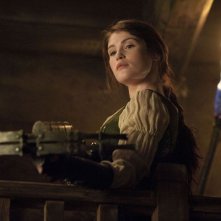 Gemma Arterton imbraccia il suo megafucile in Hansel & Gretel - Cacciatori di streghe