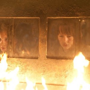 Hansel e Gretel da piccoli in un scena di Hansel & Gretel - Cacciatori di streghe