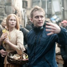 Hansel &Gretel - Cacciatori di streghe: il regista Tommy Wirkola sul set con Pihla Viitala