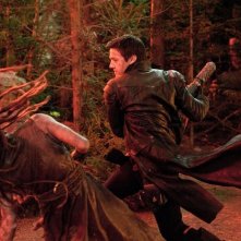 Jeremy Renner durante un combattimento in una scena di Hansel & Gretel - Cacciatori di streghe