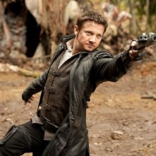 Jeremy Renner in azione in una scena di Hansel & Gretel - Cacciatori di streghe