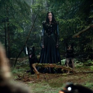 La bellissima Famke Janssen in una scena di Hansel & Gretel - Cacciatori di streghe
