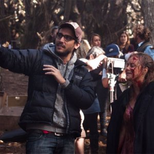 La casa: il regista Fede Alvarez insieme a Jane Levy sul set del film