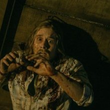 La casa: Lou Taylor Pucci in una scena dell'horror diretto da Fede Alvarez