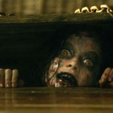 La casa: una Jane Levy indemoniata in una scena del film