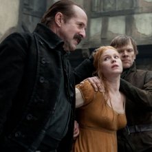 Pihla Viitala maltrattata da Peter Stormare in Hansel & Gretel - Cacciatori di streghe