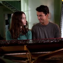 Stoker: Mia Wasikowska e Matthew Goode al pianoforte in un momento del film