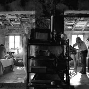 Aida Folch e Jan Rochefort in una suggestiva scena del film El artista y la modelo