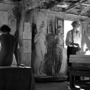 Aida Folch e Jan Rochefort sono modella e scultore in una suggestiva scena del film El artista y la modelo