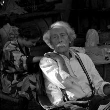 Aida Folch e Jean Rochefort in una scena di El artista y la modelo