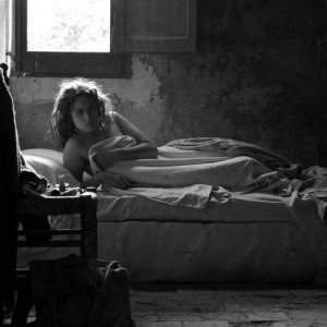 Aida Folch si copre pudicamente in El artista y la modelo