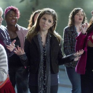Anna Kendrick con le sue compagne in una scena di Pitch Perfect