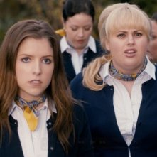 Anna Kendrick e Rebel Wilson in una curiosa scena di Pitch Perfect