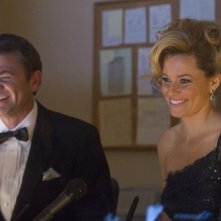 Elizabeth Banks e John Michael Higgins in una scena di Pitch Perfect