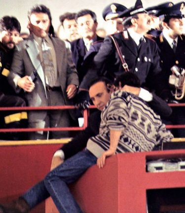 Festival di Sanremo 1995 - Pippo Baudo trae in salvo un disoccupato che minaccia di buttarsi giù