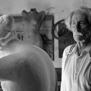 Jean Rochefort in una suggestiva immagine del dramma spagnolo El artista y la modelo