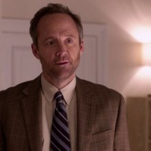 John Benjamin Hickey in una scena di Pitch Perfect