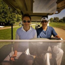 Mi rifaccio vivo: i protagonisti Neri Marcorè con Emilio Solfrizzi sul set sul campo da golf