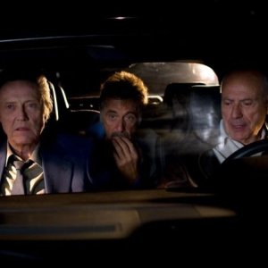 Stand Up Guys: Al Pacino, Christopher Walken e Alan Arkin in auto appostati in una scena