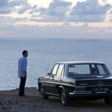 Treno di notte per Lisbona: Jack Huston sul lungomare in una scena