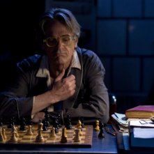 Treno di notte per Lisbona: Jeremy Irons riflette sulle sue mosse in una scena del film