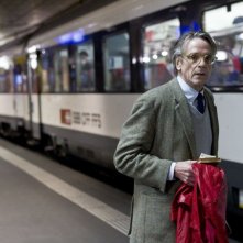 Treno di notte per Lisbona: Jeremy Irons sui binari del treno per Lisbona in una scena del film