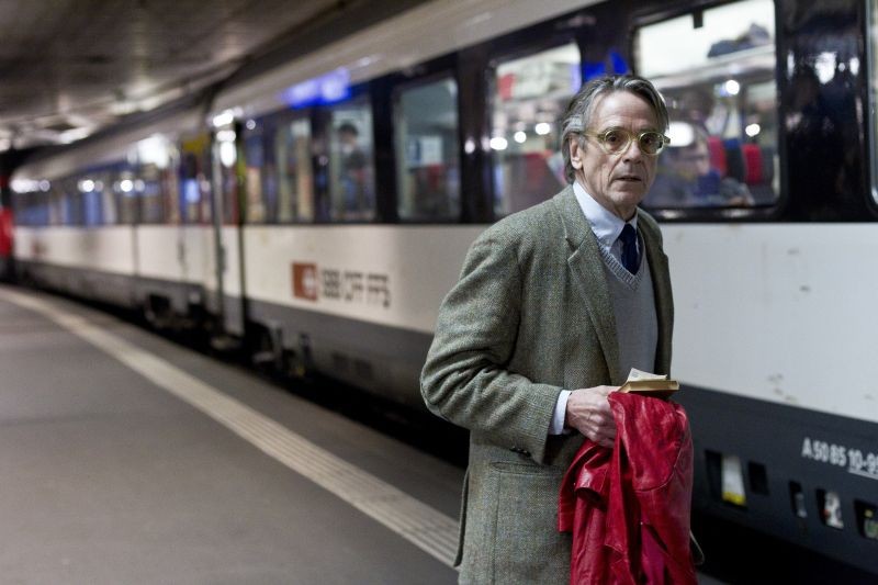 Treno di notte per Lisbona: Jeremy Irons sui binari del treno per Lisbona in una scena del film