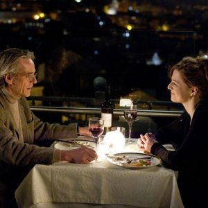 Treno di notte per Lisbona: Martina Gedeck a cena insieme a Jeremy Irons in una scena del film