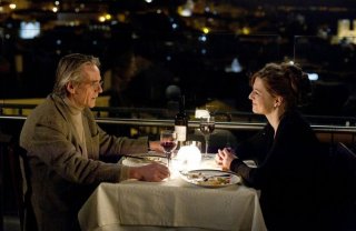 Treno di notte per Lisbona: Martina Gedeck a cena insieme a Jeremy Irons in una scena del film