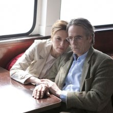 Treno di notte per Lisbona: Martina Gedeck insieme a Jeremy Irons in treno in una scena del film