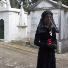 Treno di notte per Lisbona: Mélanie Laurent in abito luttuoso al cimitero in una scena