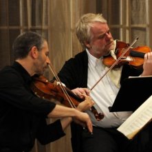 Una fragile armonia: Mark Ivanir e Philip Seymour Hoffman in una scena suonano il violino