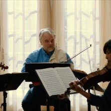 Una fragile armonia: Mark Ivanir, Philip Seymour Hoffman, Christopher Walken e Catherine Keener suonano insieme in una scena