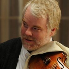 Una fragile armonia: Philip Seymour Hoffman in una scena col suo violino