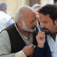 Ci vediamo domani: Enrico Brignano parla sottovoce con Burt Young in una scena