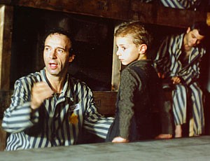 Roberto Benigni e Giorgio Cantarini nel film La vita è bella