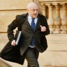 Il ministro - L'esercizio dello Stato: Michel Blanc corre in una scena
