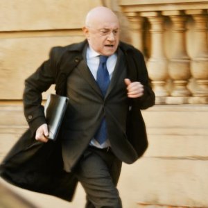Il ministro - L'esercizio dello Stato: Michel Blanc corre in una scena