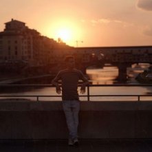 Sta per piovere: Lorenzo Baglioni al tramonto in una scena del film