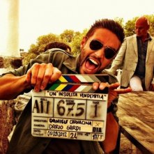 Un'insolita vendemmia: Alex Belli in un'allegra foto dal set