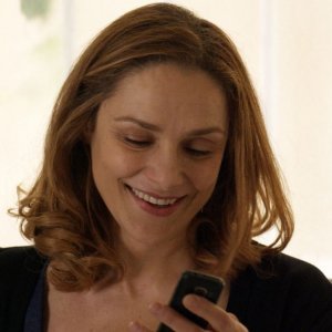 Viaggio sola: Fabrizia Sacchi sorride in una scena del film