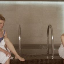 Viaggio sola: Lesley Manville e Margherita Buy dopo l'idromassagio in una scena del film